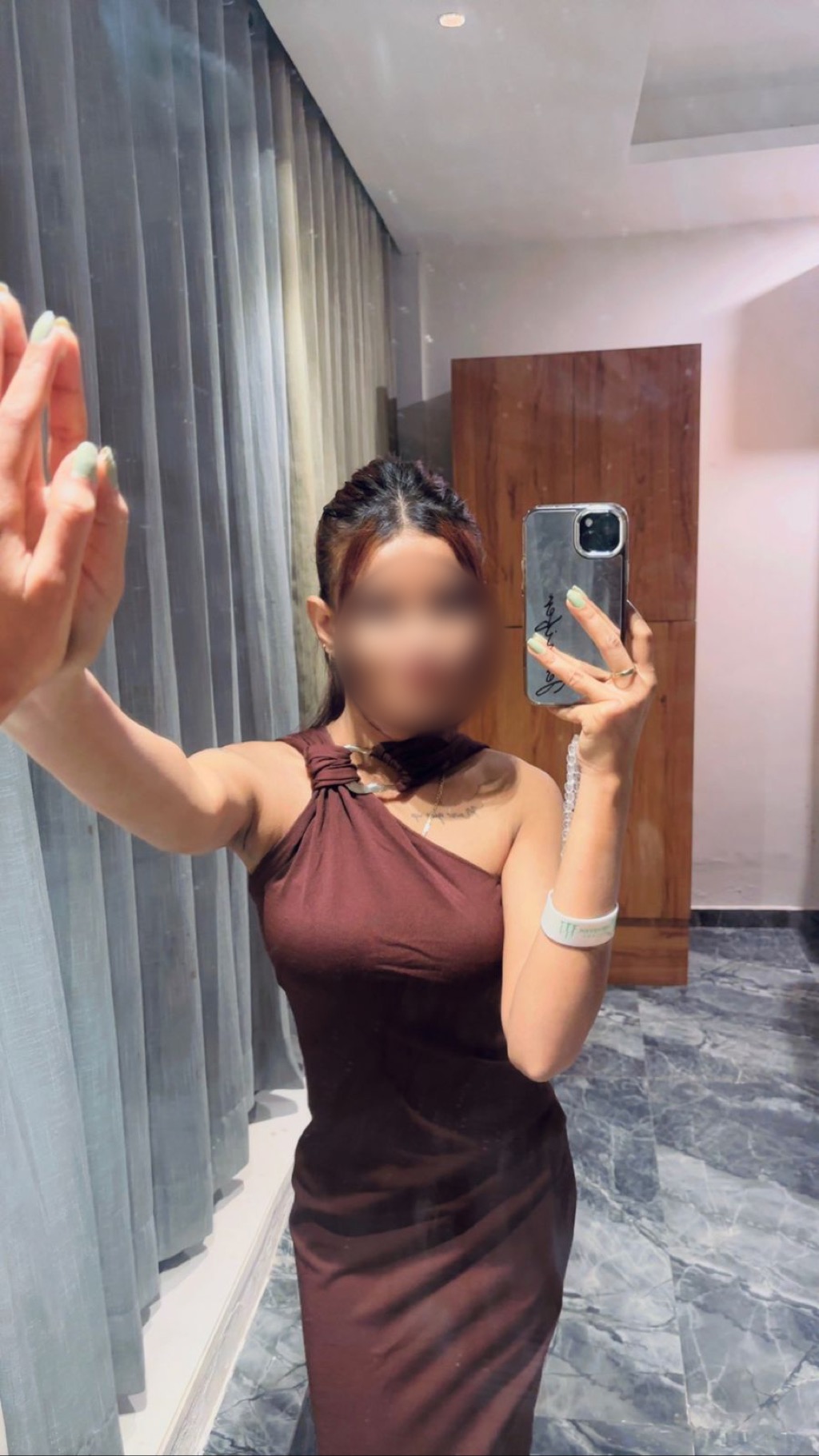 Blurred therapist portrait with a light-toned outfit and neutral backdrop.